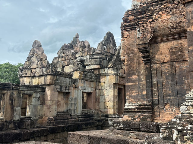 มนต์เสน่ห์ขอมโบราณกลางทุ่งอีสานใต้