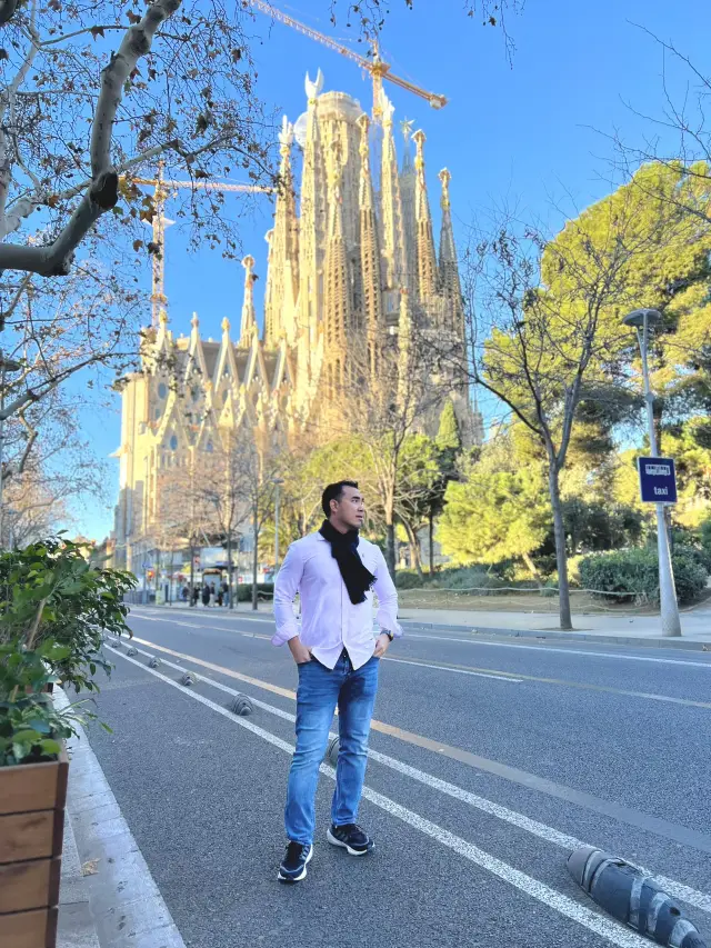 Barcelona: A Colorful City Full of Life and Art