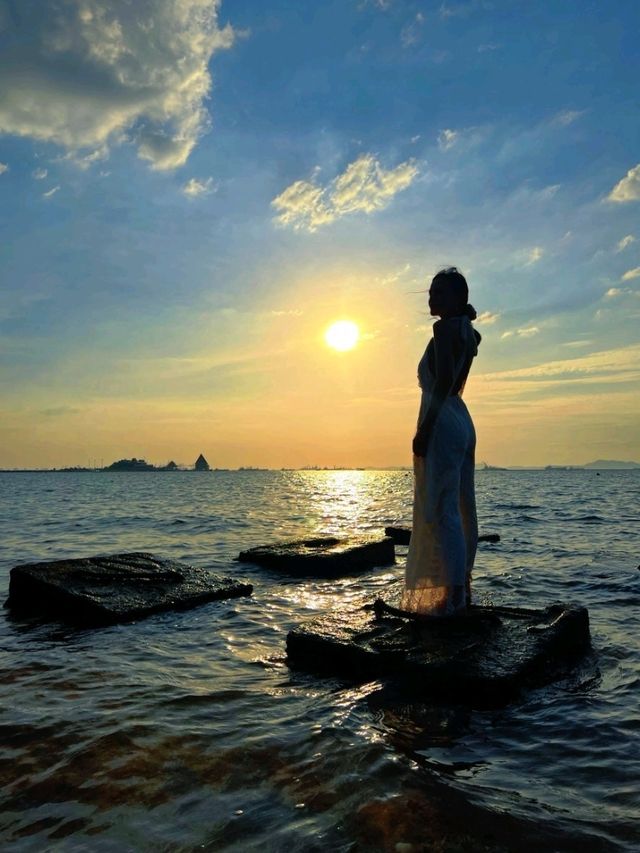 วิวพระอาทิตย์ตกที่สวยงามริมทะเล ศรีราชา
