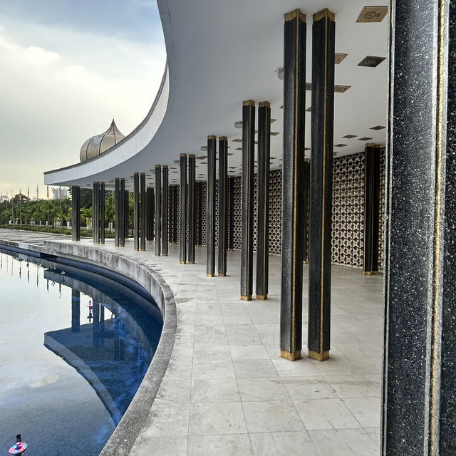 Tugu Negara: A Solemn Solo Journey Through Malaysia's Fight for Freedom"** 🌿🕊️