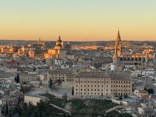 #7월여행지원금 

스페인 중부에 위치한 **톨레도(Toledo)**는 ‘하루에 걷는 천 년의 역사’라 불릴 만큼, 다양한 문화와 시대가 공존하는 도시입니다.
과거에는 스페인의 수도였고, 로마, 이슬람, 유대교, 기독교가 함께 꽃피운 문화적 융합의 상징 도시이기도 하죠.

도시 입구에서는 먼저 타호강을 건너는 아치형 석조 다리, 알칸타라 다리가 여행을 맞이합니다.
강을 지나 언덕을 오르면, 중세 성곽 안으로 들어서게 되고, 좁고 미로 같은 골목길과 붉은 지붕의 전경, 웅장한 대성당과 고딕 건축물들이 이어집니다.

대표적인 볼거리는 다음과 같습니다:
	•톨레도 대성당: 스페인 고딕 건축의 정수, 엘 그레코의 대표작이 전시되어 있음
	•알카사르: 언덕 위의 요새이자 현재는 군사 박물관
	•산 마르틴 다리: 톨레도 서쪽의 전경을 감상할 수 있는 사진 명소
	•엘 그레코 박물관:  엘 그레코의 예술세계를 느낄 수 있는 공간
	•소코도베르 광장: 여행자와 지역 주민이 모이는 중심 광장
	•유대인 지구와 산 후안 수도원: 역사와 종교가 만나는 고요한 구역

톨레도는 당일치기로도 가능하지만, 해질 무렵 도시 전체가 붉게 물드는 풍경을 보기 위해선 하루쯤 머무는 것도 추천됩니다.
낮에는 중세의 흔적을 따라 걷고, 밤에는 성벽 아래 조명이 켜진 도시를 바라보며 시간을 천천히 즐길 수 있는 곳.
그것이 바로 톨레도의 매력입니다.

#톨레도여행 #톨레도 
