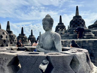 ボロブドゥール寺院での素晴らしい一日 – 世界最大の仏教遺跡で荘厳な静寂を味わう