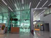 富國島機場候機，走進 THE Sens Lounge，立刻被高挑採光與現代設計吸引