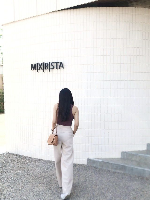 คาเฟ่สไตล์เรโทร Mixirista Lampang