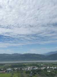 台東鹿野高台｜熱氣球草地與飛行傘起飛場：把縱谷的風、雲與藍一次看到飽 🎈🪂