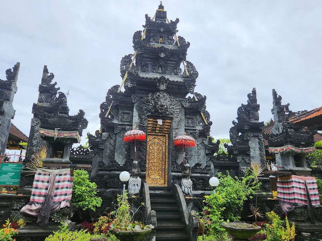 🌅 Cliff-Edge Splendor at Uluwatu Temple   🌅 Cliff-Edge Splendor at Uluwatu Temple
