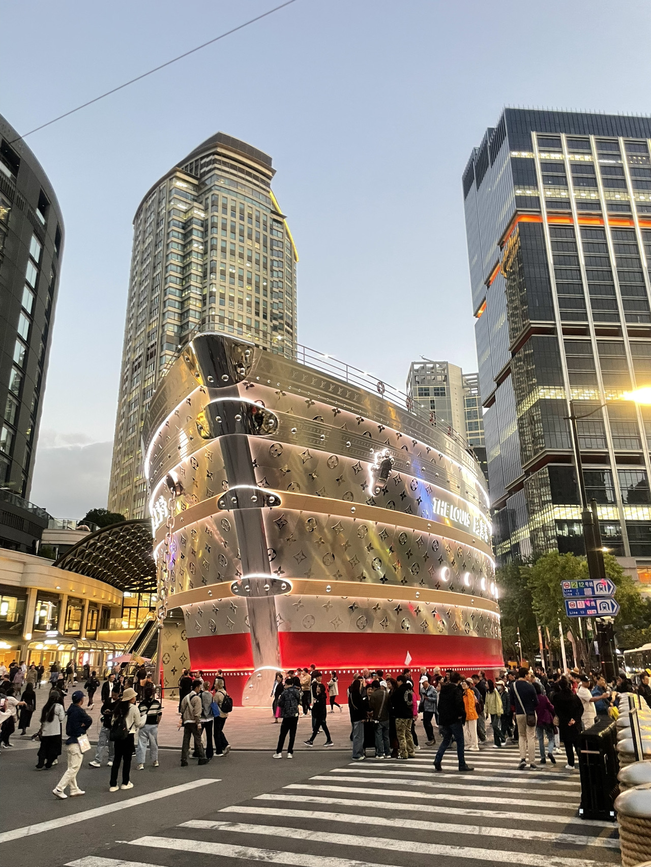 在上海旅行期間，親自去了最近當地最受矚目的「路易湖（The Louis Vuitton Voyager）」。
從遠處開始就能看到閃閃發光的銀色外觀，越靠近越被其規模和華麗震撼得目瞪口呆。
整棟巨大的船型建築覆蓋著路易威登的經典Monogram圖案，到了晚上燈光亮起時，反射的光芒真是壯觀。

走進裡面，可以感受到路易威登的歷史與品味的展覽空間，
到處都有用路易威登包包和行李箱裝飾的拍照區，吸引了許多拍照的人群。
特別令人印象深刻的是能近距離觀看工匠親手製作包包的過程。
工匠細膩地處理皮革的模樣彷彿一件藝術品。

展覽館內每層樓主題不同，不只是簡單的品牌展覽，而像是「路易威登打造的一個藝術空間」。
在華麗中感受到精緻的高級感，讓人真切體會到路易威登不僅是時尚品牌，更是涵蓋文化與藝術的象徵。

雖然入場排隊人潮眾多，但絕對值得等待，實際上遊客比當地人還多，人氣非常高。
在上海市中心繁忙的街道中遇見這樣的建築，真的有種不真實的感覺。

如果覺得一般的觀光景點有些無聊，不妨在上海旅行中抽一天去路易湖看看。
這將是一場同時感受華麗、品味與藝術靈感的特別體驗✨