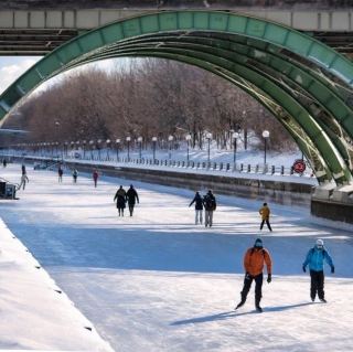 Ottawa 2-Day Winter Getaway | Rideau Canal Skateway Night Walk and City Stroll Guide

Ottawa transforms into a winter wonderland as soon as winter arrives! This trip focuses on winter activities in downtown Ottawa, with a special recommendation for the Rideau Canal Skateway—the world's longest skating canal, a true symbol of winter romance. Whether skating under the blue sky or taking a snow walk in front of the train station at night, Ottawa offers the purest winter travel experience!

🗓️ Itinerary

Day 1: Rideau Canal Skateway – Daytime Skating vs. Nighttime Snow Walk
In the morning, don a thick down jacket and waterproof snow boots, and head straight to the Rideau Canal Skateway. Although the weather is freezing, the conditions are perfect for skating! The blue sky paired with the sparkling white snow on the canal, and the various sizes of skates gathered here, creates an atmosphere like a winter carnival. The canal is open for skating depending on the weather (usually from mid-January to late February; please check the official website for announcements on the day). 📍Address: Rideau Canal Skateway, Ottawa, ON
Opening Hours: Subject to weather conditions, typically 6:00 AM to 10:00 PM

A must-visit at Ottawa Train Station at night! It becomes incredibly romantic under the night sky! Couples stroll hand-in-hand through the snow, with the illuminated Western-style buildings in the background—a truly heartwarming sight. This is a must-capture angle for winter travelers, perfect for sharing a warm moment with friends and family, whether you're single or alone!

Day 2: City Culture and Snowscape Stroll
During the day, consider a cultural stroll through the city. We recommend the Western-style buildings around Parliament Hill and ByWard Market; the architecture is exquisite, and the snow-covered scenery is breathtaking.

Also, visit the Ottawa Arboretum (tree park), where you can take photos amidst the snow-covered natural landscape, breathe in the crisp, fresh air—it'll leave you feeling incredibly refreshed!

🎿 Snow