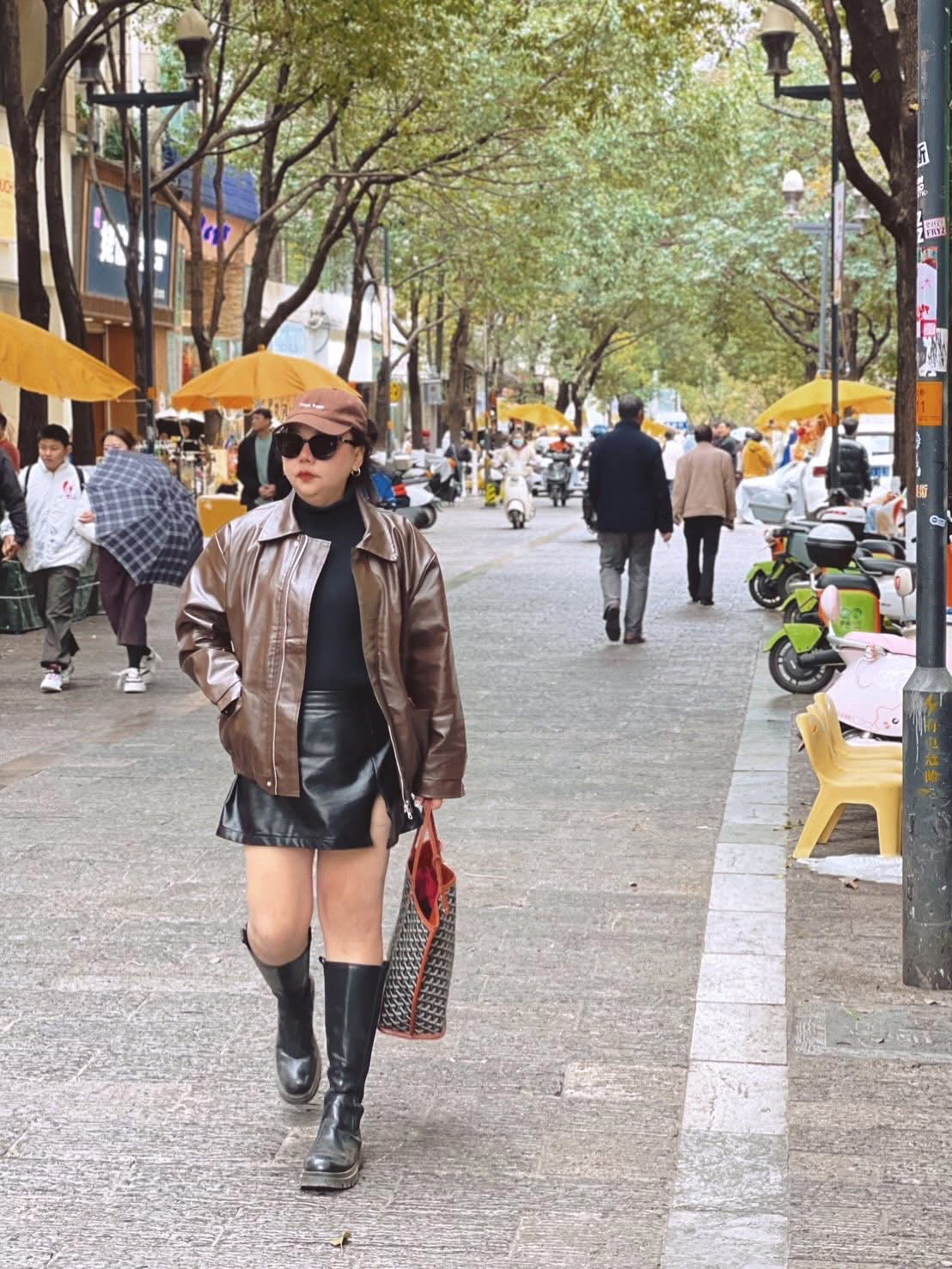 Kunming is a city perfect for a laid-back trip. You can stroll around, take photos, enjoy delicious food, and soak in the atmosphere of both the old and new city—all in one day. Today, we chose a popular walking route that offers picturesque spots throughout the journey 📸✨

⸻

📍 Wenhua Xiang (文化巷)

Start your day in this small alley filled with artistic and cultural vibes. Bookstores, cafes, and craft shops line the street, creating a peaceful atmosphere. It’s not crowded, making it ideal for a light walk, sipping coffee, and taking warm street-style photos ☕📖

⸻

📍 Wenlin Jie (文林街)

Not far from Wenhua Xiang, this street is livelier and bustling. It’s packed with restaurants, cafes, and trendy shops, giving off a “modern Kunming” vibe while retaining its charm. If you love urban-style photography, this street is a must-visit 🎒🏙️

⸻

📍 Cuihu Park (翠湖公园)

Take a break at this popular local park. With its serene atmosphere, lake, large trees, and walking paths, it’s perfect for a leisurely stroll, photography, or simply sitting and observing life. In the morning and afternoon, you’ll see locals exercising, playing music, and chatting, offering a warm glimpse into the city 💚

⸻

📍 Huanggong East Street (皇宫东街)

This small street combines traditional Chinese charm with a hip vibe. Hidden among its alleys are stylish cafes and design shops, making it another great spot for a unique and enjoyable walk 🏮📷

⸻

📍 Moon and Chalice Boutique 🌙☕

Stop by this beautifully decorated cafe for a quiet drink. The ambiance is chic, with plenty of photo-worthy corners and great lighting. It’s the perfect place to recharge before continuing your walk ✨

⸻

📍 Kunming Old Street

The highlight of the trip, Kunming Old Street feels like stepping back in time. With ancient Chinese buildings, souvenir shops, local food stalls, and traditional snacks, this area is endlessly fascinating and showcases the city’s authentic charm 🏮🥟

⸻

📍 Jinma Biji Fang (Golden Horse and Jade Rooster Archway)

A major landmark in Kunming, this pair of ancient Chinese-style gates is stunning, especially in the evening when the lights are on. It’s a must-visit spot for anyone coming to Kunming 📸✨

⸻

📍 Nanping Street (南屏街)

End your day at the city’s main pedestrian street, filled with shops, restaurants, brands, and street food. The lively atmosphere is perfect for an evening stroll, grabbing a bite, and doing some light shopping 🍢🛍️

⸻

🌸 Trip Summary

Exploring Kunming in one day is relaxing and not tiring. You get to experience nature, the old city, cafes, and shopping streets. It’s ideal for laid-back travelers, photography enthusiasts, and anyone wanting to see multiple sides of Kunming in a single day 💙