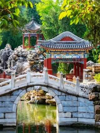 🏯 The Millennium Imperial Garden in central Beijing, just like something out of a Chinese drama.