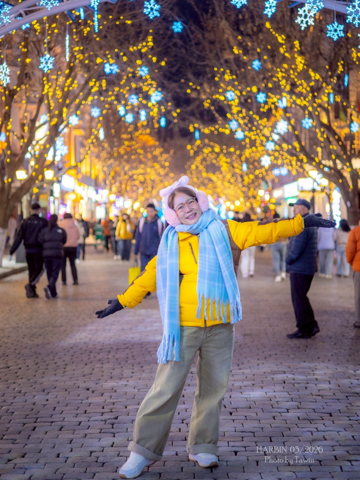 If you're visiting Harbin and skip Zhongyang Street, you're seriously missing out!

This is Harbin's famous pedestrian street, packed with European-style architecture. Both sides of the street look straight out of a movie set. Strolling down here gives you total Russia or Eastern Europe vibes—it's surreal 🇷🇺

If it’s fun to walk around during the day... the night is on another level! The buildings, shops, and signs all light up the entire strip. The atmosphere is bustling yet incredibly romantic at the same time.

Foodies, you can't miss this 🍦
The famous local popsicles are an absolute must-try, even in sub-zero temps! Eating them while freezing is weirdly satisfying 😂

Restaurants, cafes, and local street food stretch all the way down the street. Whatever you're craving, they've got it—from authentic Chinese bites to European-style eateries.

Photography lovers won't be disappointed 📸
There are gorgeous photo ops every step of the way, whether it's:
✨ The long European-style cobblestone street
✨ Vintage buildings with stunning architectural details
✨ The night lights that instantly make everything look so enchanting

I highly recommend setting aside at least 2-3 hours for this. It's not just a "quick walk-through," it's about truly soaking in the atmosphere.