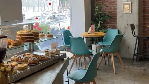 ร้านนั่งชิลล์พร้อมจอถ่ายทอดสดการแข่งขัน — traveler post in เมรีดา