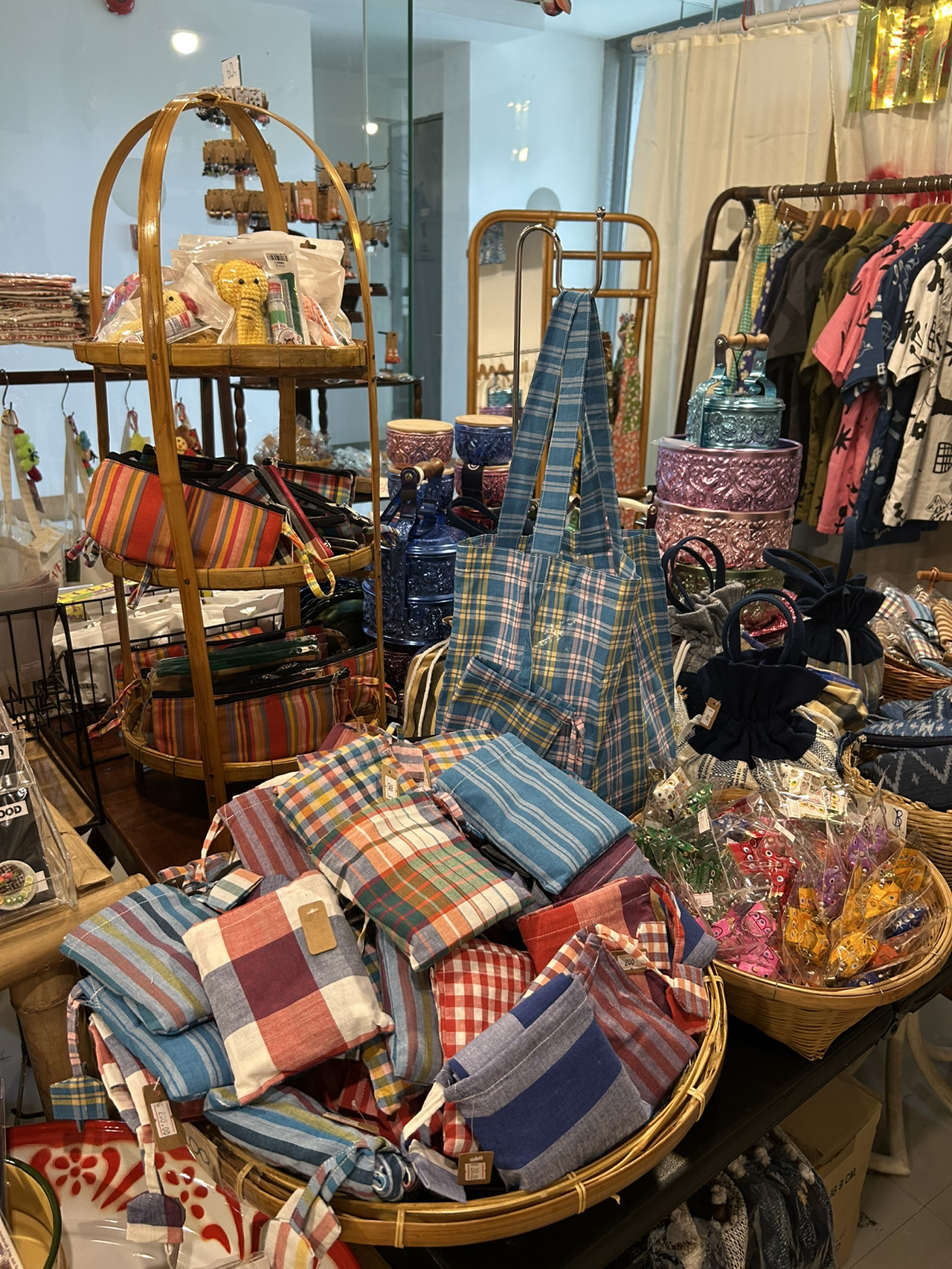 Located in Siam, the heart of Bangkok, the Bangkok Art & Culture Centre (BACC) is the hub of Thai contemporary art. After admiring some cutting-edge artwork, don't forget to drop by "COCO SUI.BKK," a must-visit shop located in Room 104 on the 1st floor!

It's a hidden gem of a lifestyle brand where you'll find chic and playful items inspired by everyday Thai life ✨ 

♻️ Upcycled Rice Bags! Tough & Fun Versatile Totes
Their signature items are undeniably the bags made from rice bag materials! Originally starting as an upcycling project, these bags are incredibly water-resistant, shock-proof, and highly durable. You can use them heavily for sudden downpours in Bangkok, quick trips to the beach, or simply as an everyday eco-bag. 

🎨 Peak Thai Vibes! Eye-Catching Original Designs
Beyond functionality, their designs brilliantly incorporate Thai culture with a modern twist. They feature an array of motifs that Thai lovers will adore, like the "Surfing Tiger," the beloved national dessert "Mango Sticky Rice," and the "Mangosteen."

They come in S, M, and L sizes. Even the S size is spacious enough to fit two 2-liter bottles! For everyday use, the S or M sizes offer a great balance and are highly recommended. 

🎁 Thoughtful & Unique Bangkok Souvenirs
Stepping away from the cliché "elephant print" souvenirs, these items showcase Thailand's latest creative trends, making them perfect gifts for your stylish friends or a lovely treat for yourself.

Since BACC is directly connected to the BTS National Stadium Station, it's the perfect spot to escape the rain or beat the heat while shopping. Take your time exploring this artistic space and find a special souvenir just for you!

📍Location: Room 104, 1st Floor, Bangkok Art and Culture Centre (939 Rama I Rd, Wang Mai, Pathum Wan, Bangkok 10330)

     