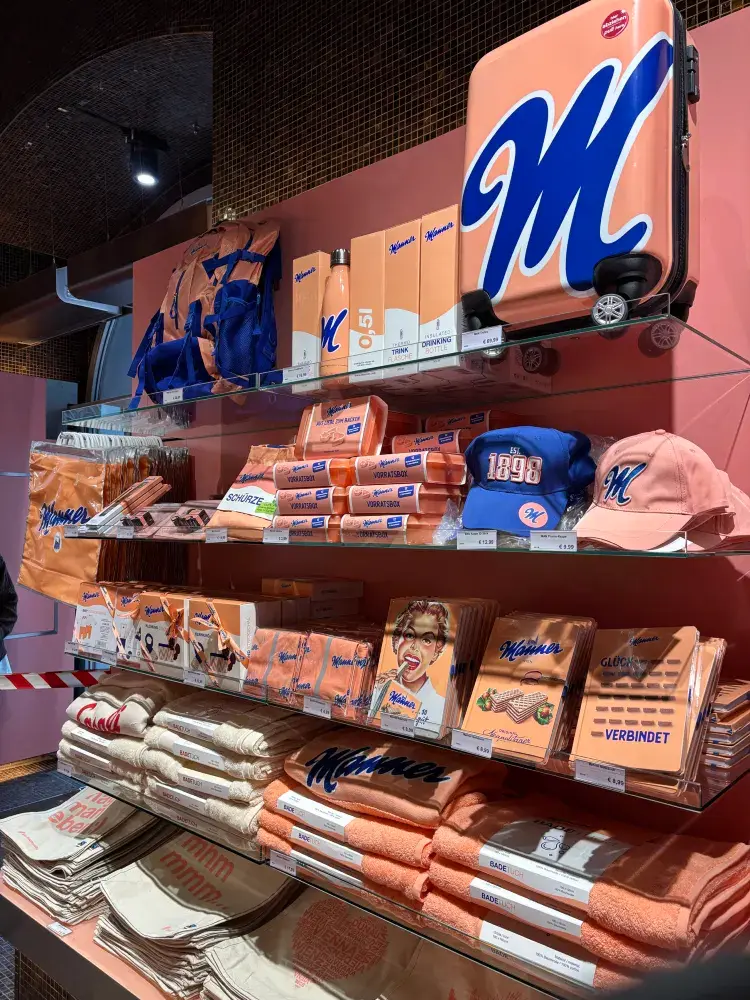 【ウィーン】夜遅くまで営業!シュテファン大聖堂横の「Manner shop」がお土産探しに便利すぎる🇦🇹🥺
