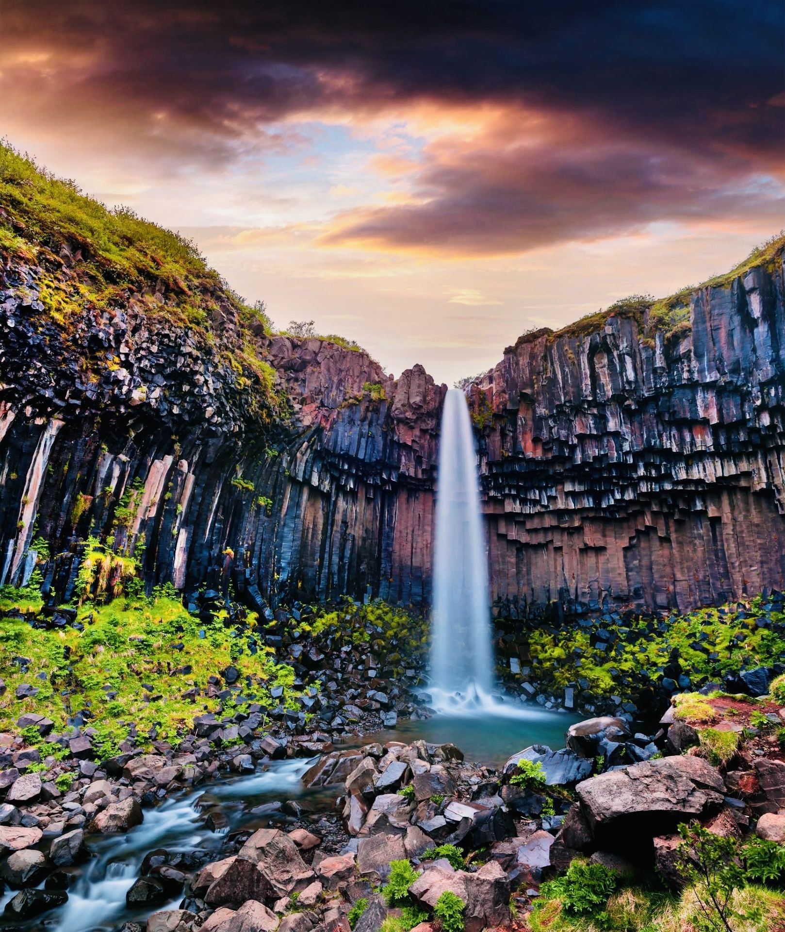 🖤💦 Svartifoss – Iceland’s Legendary Black Waterfall 💦🖤