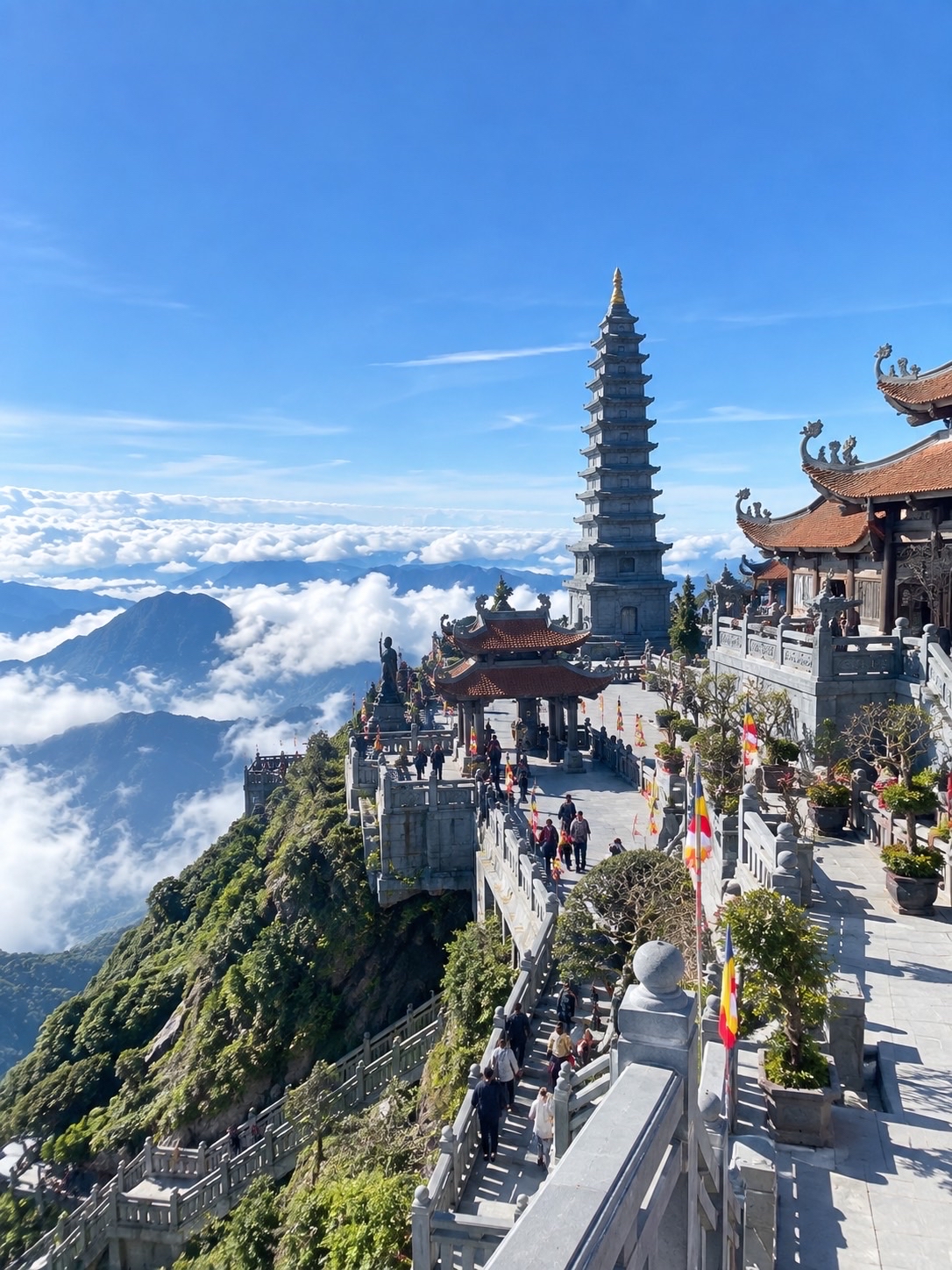 Một địa điểm không thể bỏ qua khi đến Sapa chính là đỉnh Fansipan, cao khoảng 3.143 mét so với mực nước biển và là ngọn núi cao nhất Việt Nam. Bạn có thể dễ dàng đi cáp treo lên để chiêm ngưỡng khung cảnh ngoạn mục của những dãy núi xung quanh và biển mây tuyệt đẹp.

Những điểm nổi bật bao gồm chụp ảnh với cột mốc đỉnh Fansipan 3.143m, ngắm nhìn quốc kỳ Việt Nam trên đỉnh núi và khám phá các công trình kiến ​​trúc Phật giáo chìm trong sương mù. Thời tiết trên đỉnh núi có thể khá lạnh ngay cả ban ngày, vì vậy nên mang theo áo khoác.

📍 Địa điểm: Sapa, Việt Nam
✨ Gợi ý: Chọn ngày trời quang đãng và leo núi vào buổi sáng để có cơ hội tốt hơn chiêm ngưỡng biển mây tuyệt đẹp.

#Fansipan #Sapa #Vietnam #TravelVietnam #RoofofIndochina #TripcomGold