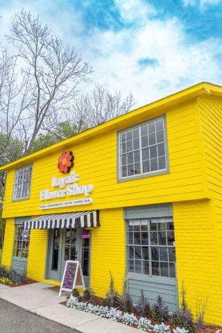 Laya’s Flower Shop: ร้านดอกไม้ ของขวัญสีสันสดใส และหน้าร้านสุดป๊อปในย่าน Tomball