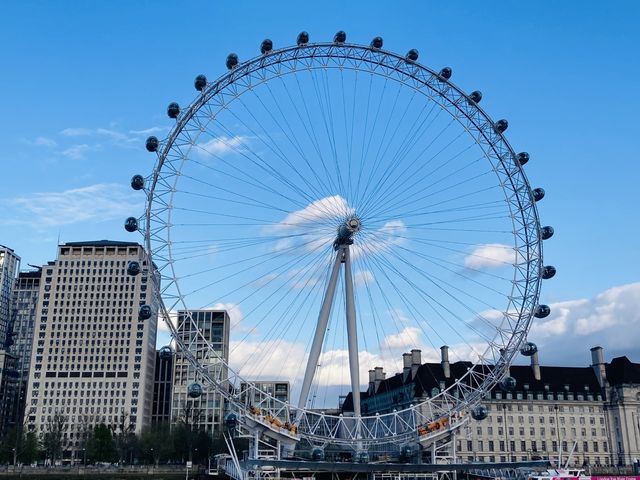 藍天下的London eye