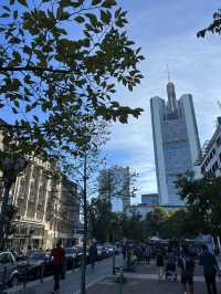 在法蘭克福的摩天大樓中，探索城市的建築魅力