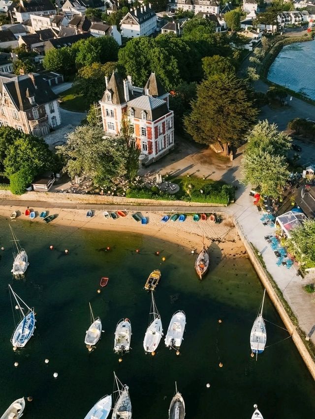 🌊 Where the Sea Stays Gentle – Larmor-Plage, France