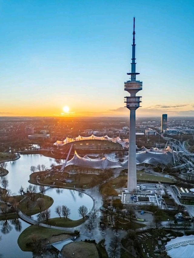 🍺🏛️ “Bavarian Heartbeat: A Classic Day in Munich” 🇩🇪