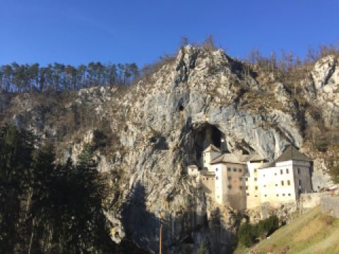 參觀斯洛維尼亞壯麗的普雷德亞馬城堡，