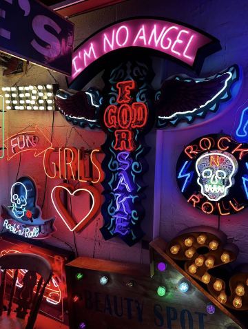 ゴッズ・オウン・ジャンクヤードには、何百ものネオンアート作品が展示