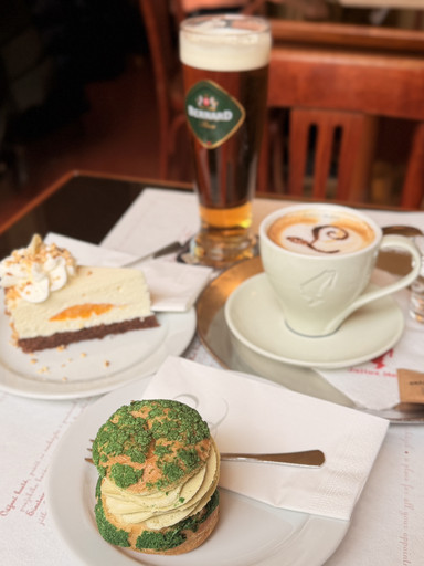 プラハのカフェ・ルーブルをチェックしてみて！アインシュタインや