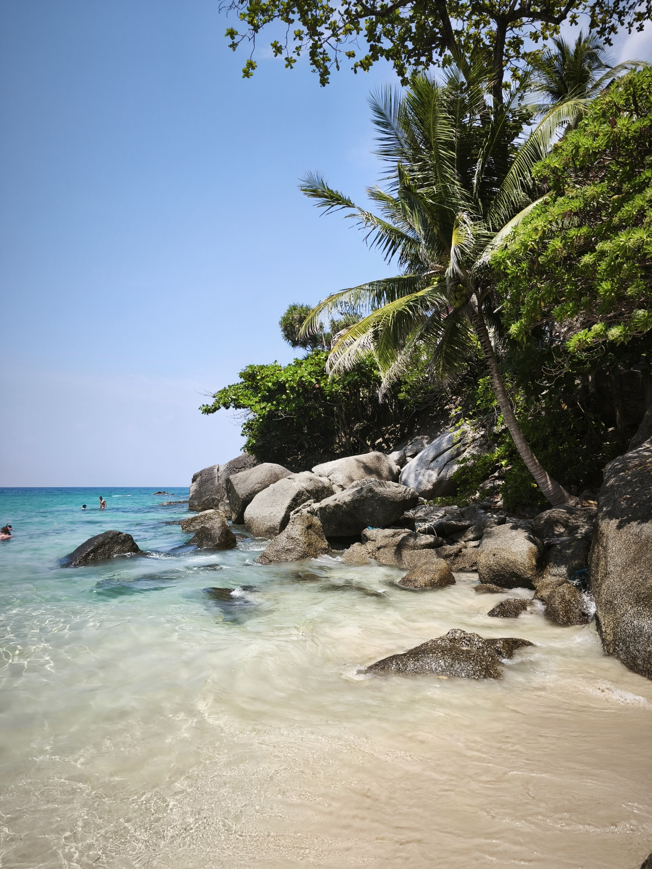  
Kata Noi is the next beach just south of Kata. It's smaller, but way more picturesque! 😍 You'll find beautiful rocks here—making it the perfect spot for photos 📸🤳.

Beach perks:
· the waves are usually calmer than at Kata 🌊;
· there are food stalls where you can grab water or a fresh coconut 🥥🍹;
· sun loungers with umbrellas are just 100 baht 🛋️☀️;
· a stroll from one end of the beach to the other takes no more than 15 minutes 🚶‍♀️🚶‍♂️.

How to get there? It's just a 7-minute walk from the end of Kata Beach, though you'll have to hike up a bit of a hill ⛰️🥾.

In the evening, head up the hill and grab dinner at a cafe with breathtaking views overlooking Kata Noi! 🌆🍽️ It's an unforgettable experience! 💫

I absolutely love this spot and highly recommend checking it out! ❤️