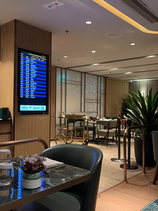 香港機場 Plaza Premium First 🇭🇰✈️｜出發前食餐飯＋舒服休息