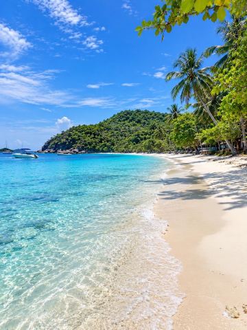 Pulau Raya, Phuket. Air laut biru jernih, pantai pasir putih, sebuah surga.