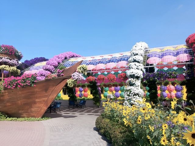 A Floral Oasis of Wonders! 🇦🇪
