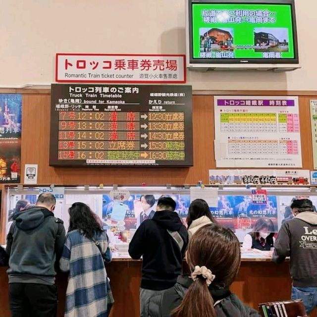 京都嵐山小火車，秋色美不勝收