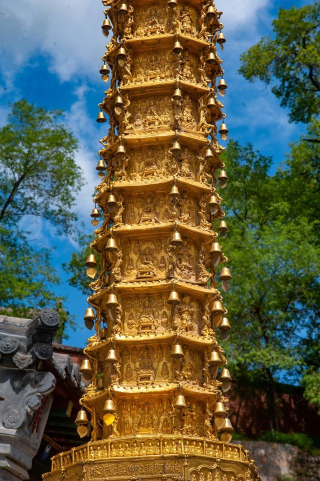 五台顯通寺銅塔，一座鑄造於明代萬曆年間的古老建築
