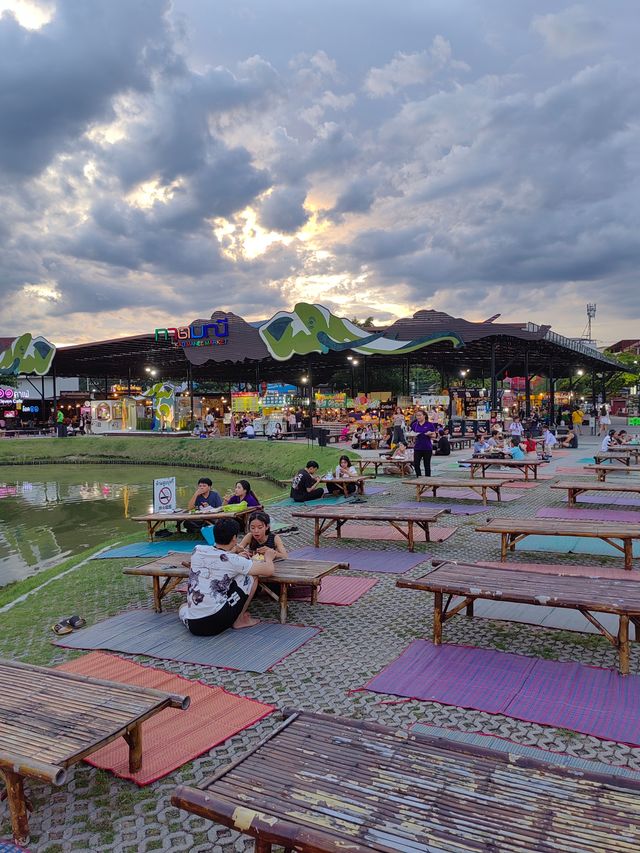 清邁機場附近的當地夜市