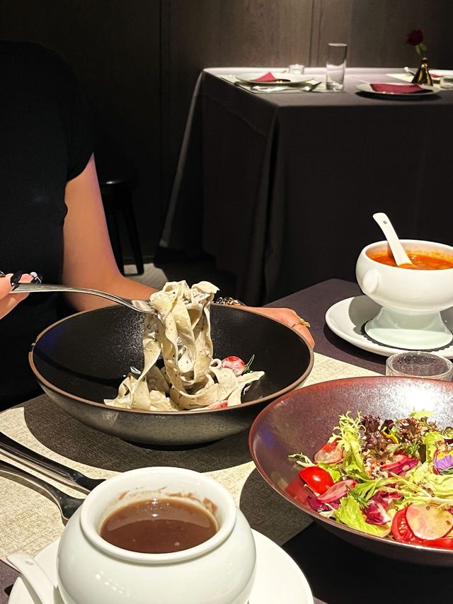 熟人带路先知嘅私房菜館