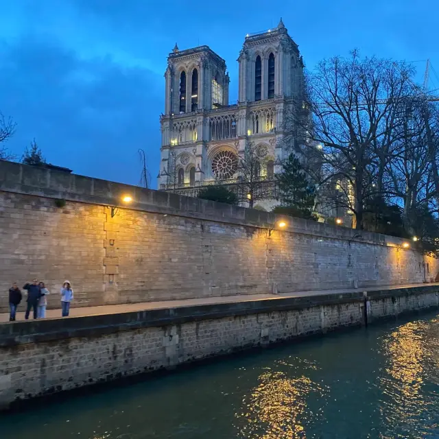 Paris survival skills: Don't carry a bag when you go out, wear ragged clothes, and don't wander around at midnight