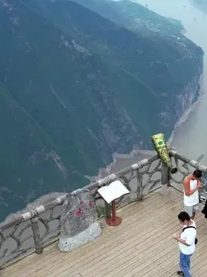 赤甲白鹽俱刺天，閭閻繚繞接山巔