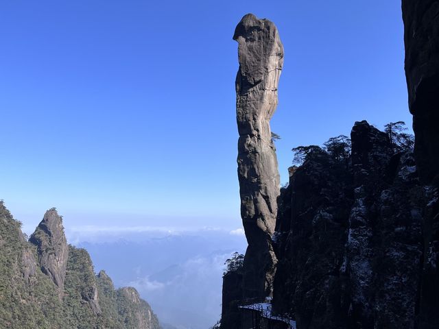 駕駛在蜿蜒山路上，前方就是三清山！