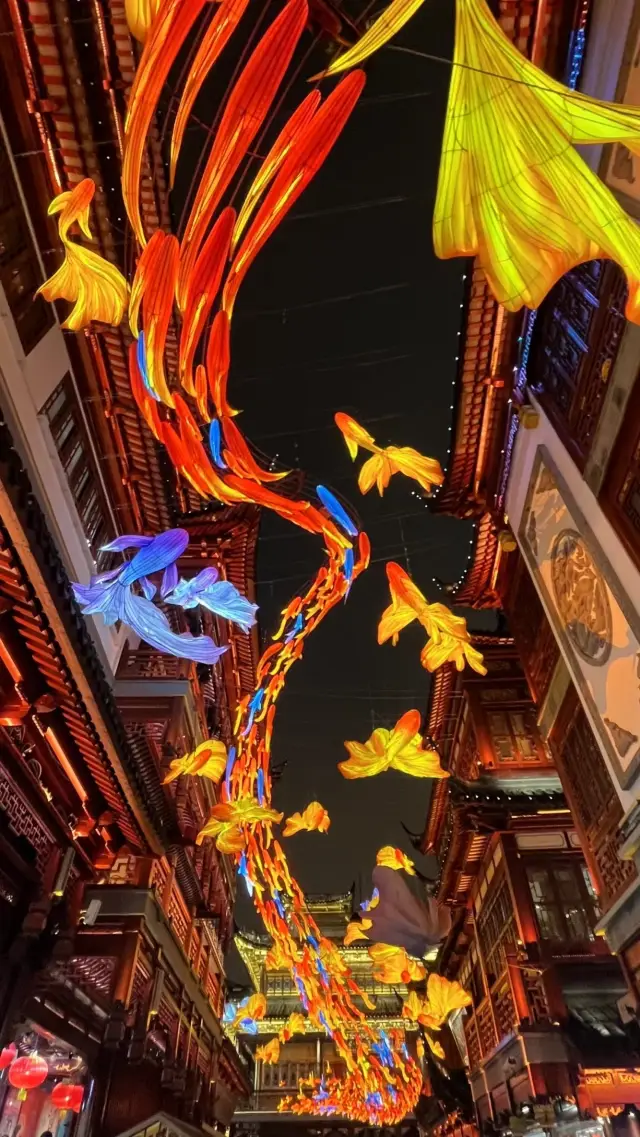 Brilliant lights embellish the most beautiful night, and the best place to enjoy the Lantern Festival is Yuyuan Garden