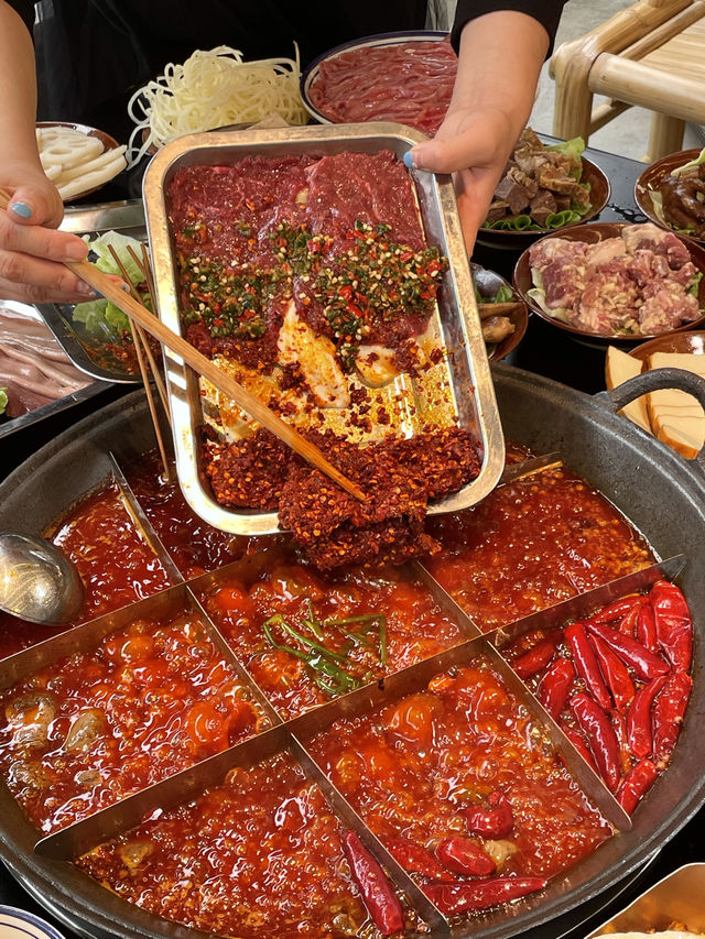 Listen to the locals of Dujiangyan! After visiting the Nanqiao, go eat at this Dam Dam Hot Pot!