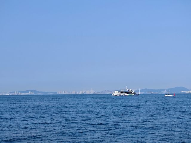 一個煙火氣氛不太濃厚但卻散發著一股清冷氣質的海濱城市。