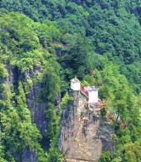塔雲山，「天下最險道觀」。
