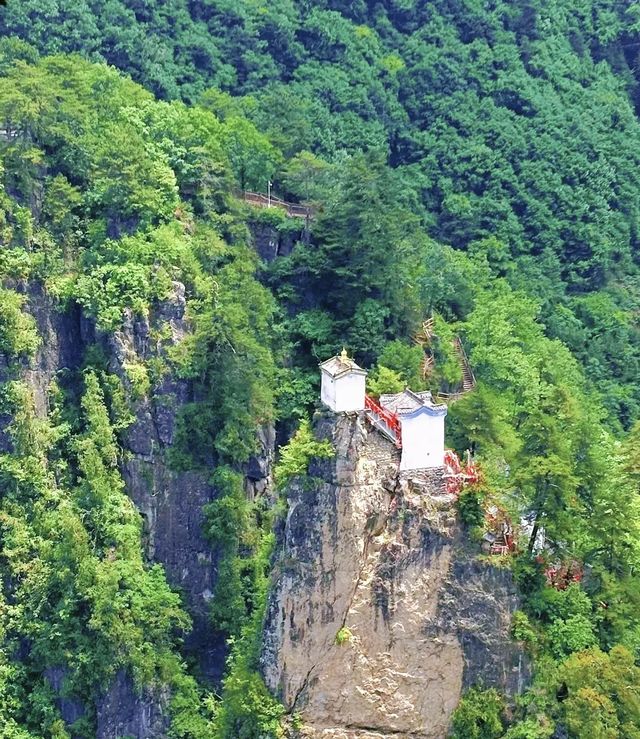 塔雲山，「天下最險道觀」。