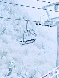 滿屏雪山霧凇的滑雪場