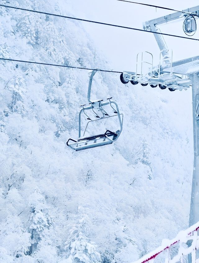 滿屏雪山霧凇的滑雪場
