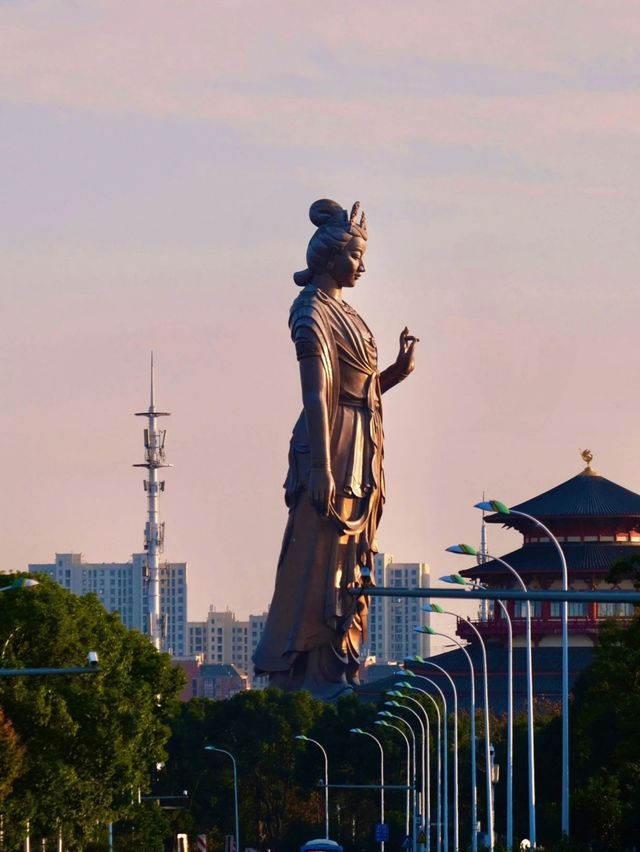 蘇州超現實魔幻主義:探秘陽澄湖畔的巨型武則天雕像 蘇州超現實魔幻主義:探秘陽澄湖畔的巨型武則天雕像