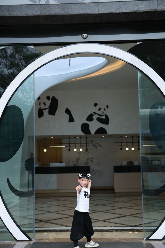 入住峨眉山熊貓主題酒店，走進熊貓世界