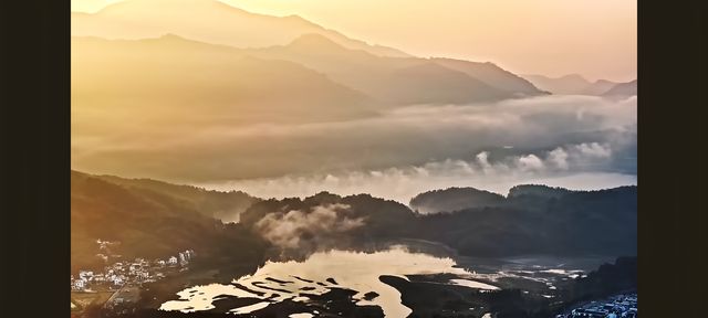 墨痕深處覓徽州  

踩著晨霧未散嘅青石板，我跌入咗徽州嘅水墨長卷裡。呢度嘅山、水、村落，都似係從硯台