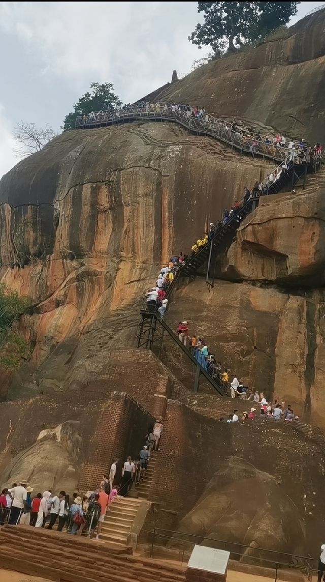 呢個破產國家又免簽啦，低消費，中國人話走就走！